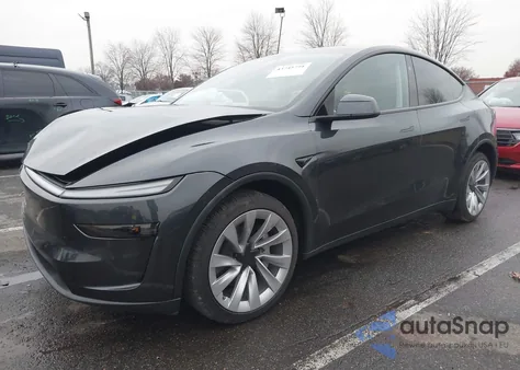 2026 Tesla Model Y Long Range Dual Motor All-Wheel Drive z USA, uszkodzony, nr VIN 7SAYGDED8TF386743